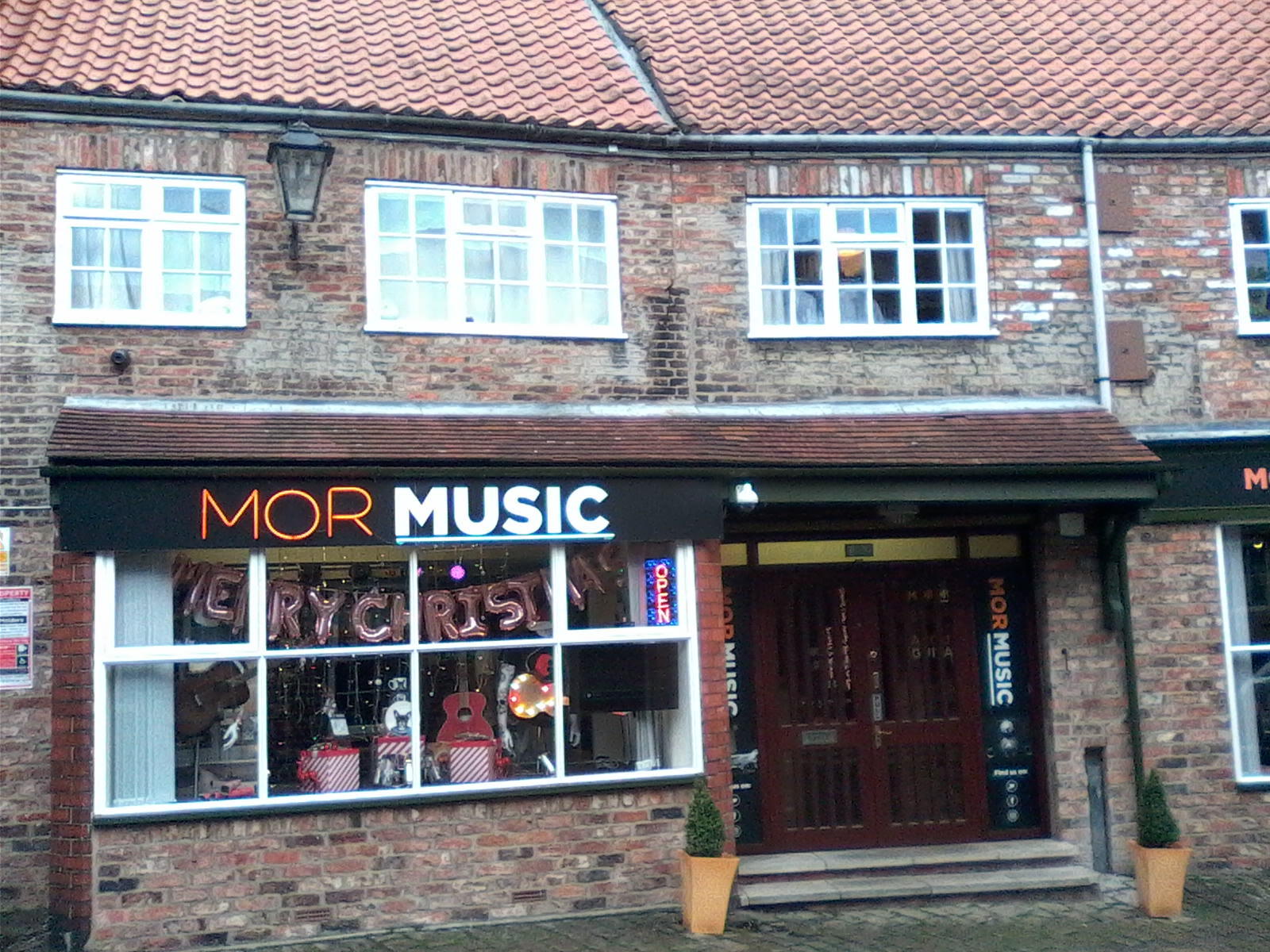 20181208 MorMusic music store