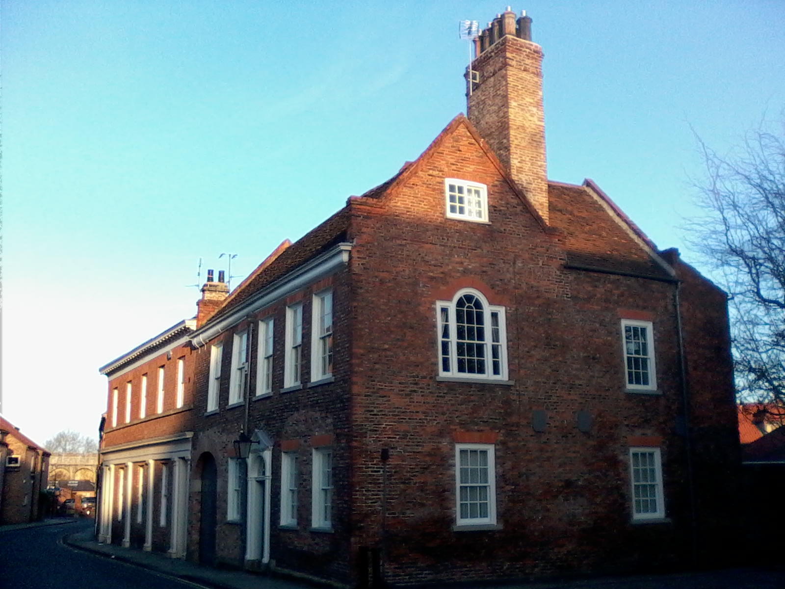 20181212 St Andrewgate sun on house
